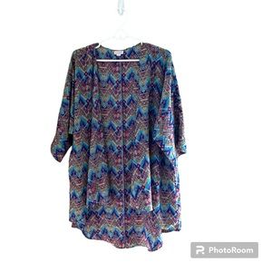 🔹LULAROE: Women’s size M, multicolor pattern, 1/2 sleeve high low kimono🔹